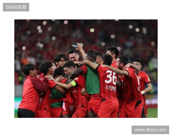 三连冠!上海海港加冕2025赛季中超冠军,摘下队史中超第四星 三连冠!上海海港加冕2025赛季中超冠军,摘下队史中超第四星